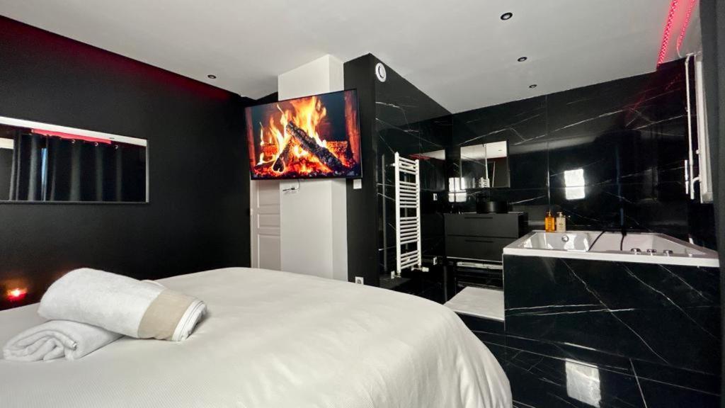 Appartement Black Room: Votre Pres De Lyon
