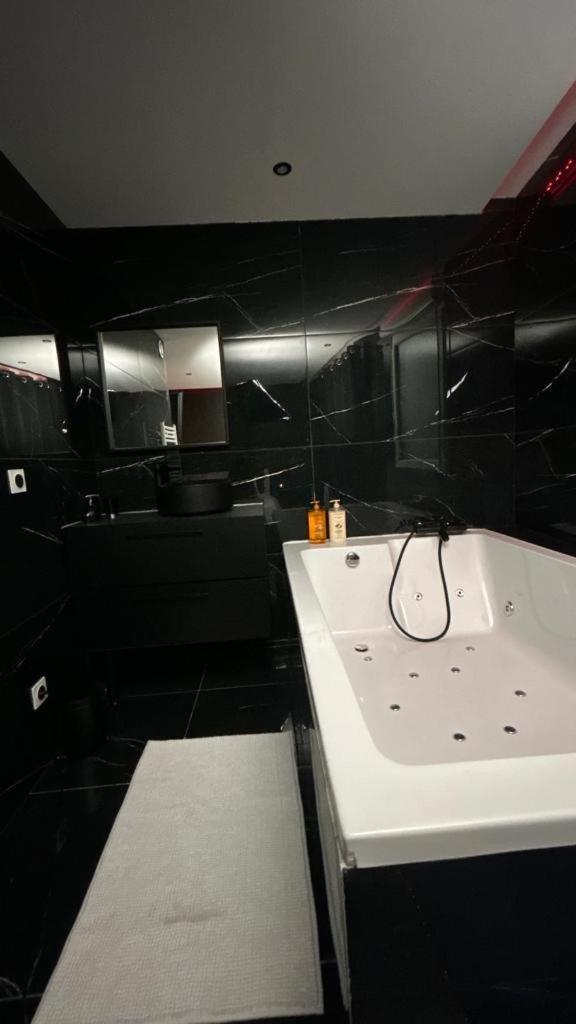 Appartement Black Room: Votre Pres De Lyon