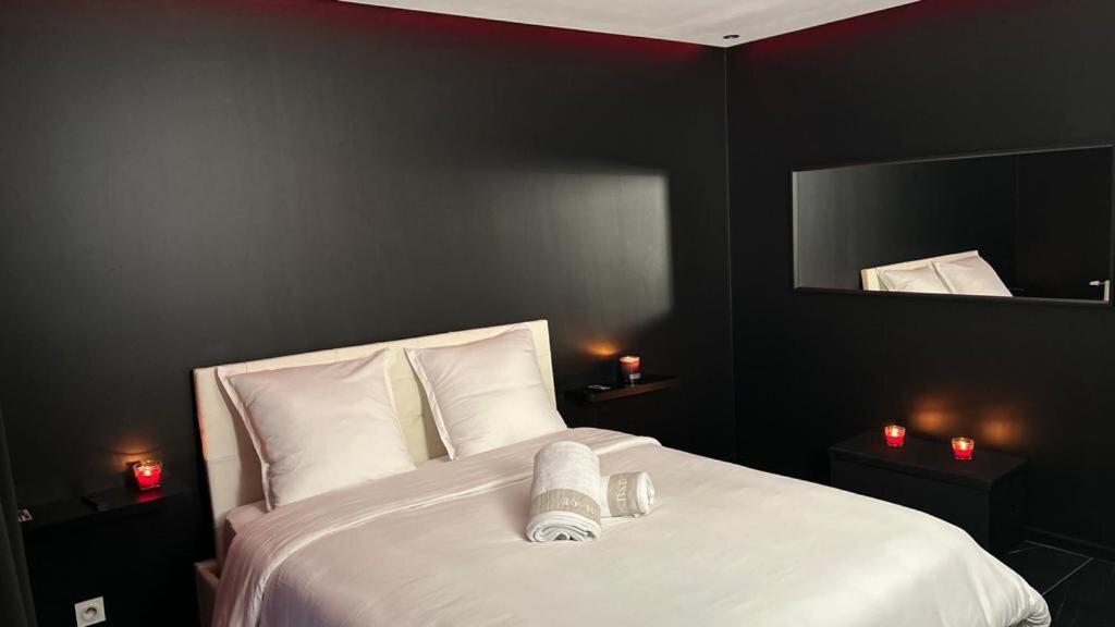 Black Room: Votre Pres De Lyon Apartment *